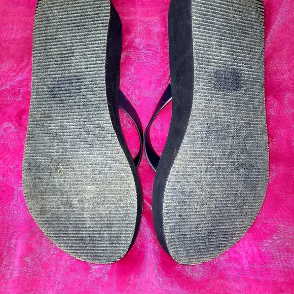 GUESS 6 1/2 STRIPED NEW NAVY WHITE SILVER CHARMS FLIP FLOPS SHOES - Picture 4 of 12